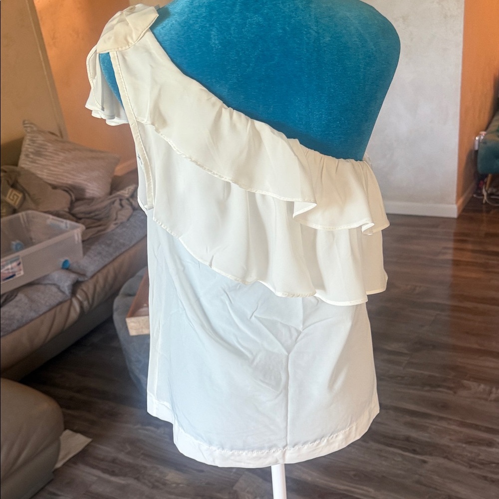 Chic white Ruffle One-Shoulder Blouse - Picture 2 of 3